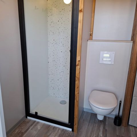 Stellplatz - Forfait Luxe - private Sanitäranlagen (Dusche, WC, Waschbecken), Außenküche, Strom
