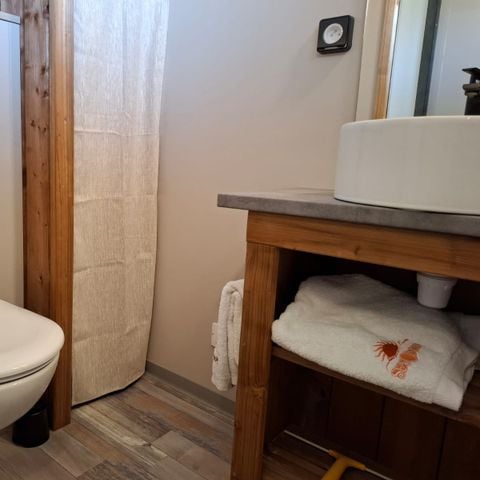 Stellplatz - Forfait Luxe - private Sanitäranlagen (Dusche, WC, Waschbecken), Außenküche, Strom