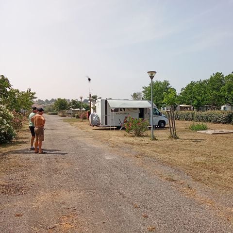 Kampeerplaats - NATUURPAKKET - 2 personen, 1 voertuig, zonder elektriciteit