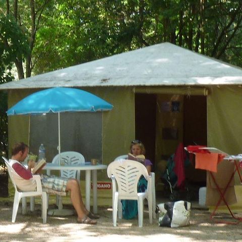 ZELT 4 Personen - Ausgestattetes Zelt (ohne Sanitäranlagen und Heizung)