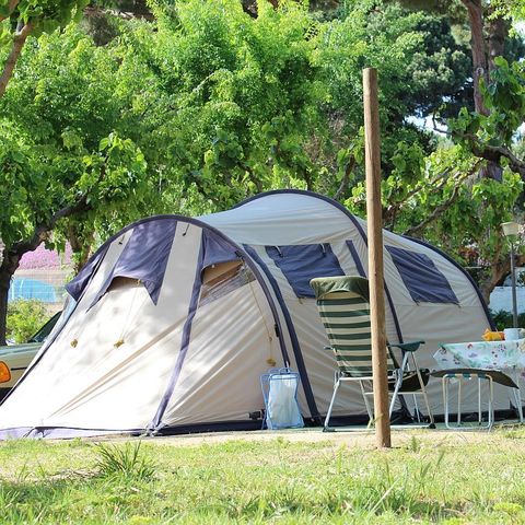 EMPLACEMENT - Plus Emplacement + 1 voiture + tente, caravane ou camping-car + électricité