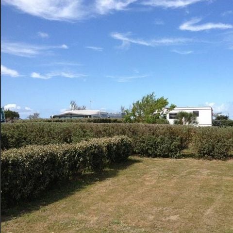 EMPLACEMENT - Forfait Confort (1 tente, caravane ou camping-car / 1 voiture / électricité 10A)