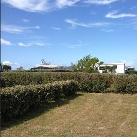 STAANPLAATS - Comfortpakket (1 tent, caravan of camper / 1 auto / 10A elektriciteit)