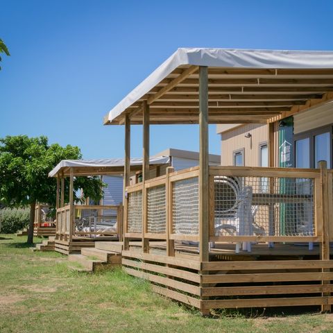 Mobilheim 4 Personen - Homeflower Premium PMR 26.5m² (2 Schlafzimmer) + KLIMA + halbüberdachte Terrasse + TV + Bettwäsche + Handtücher