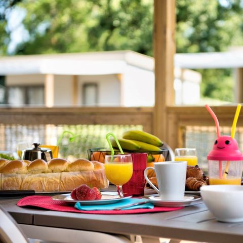 Stacaravan 4 personen - Homeflower Premium PMR 26.5m² (2 kamers) + CLIM + halfoverdekt terras + TV + linnen + handdoeken