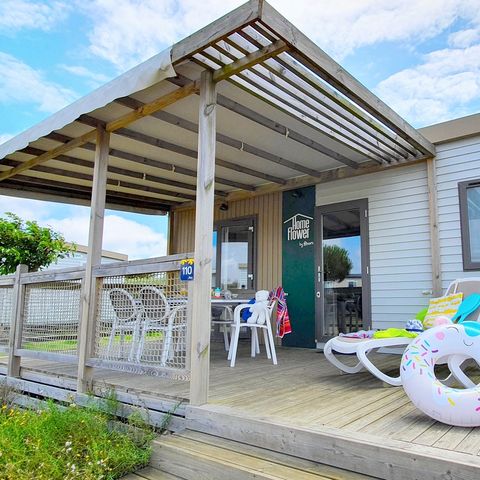 Mobilheim 4 Personen - Homeflower Premium PMR 26.5m² (2 Schlafzimmer) + KLIMA + halbüberdachte Terrasse + TV + Bettwäsche + Handtücher