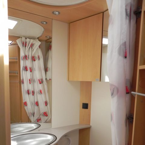 CARAVANE 4 personnes - Avec auvent sans salle de bain