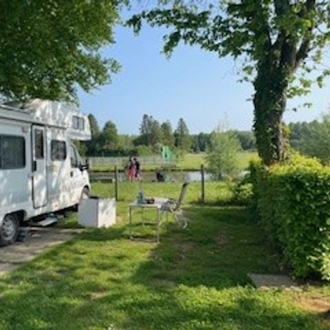 Kampeerplaats - Standplaats + 1 auto + tent, caravan of camper