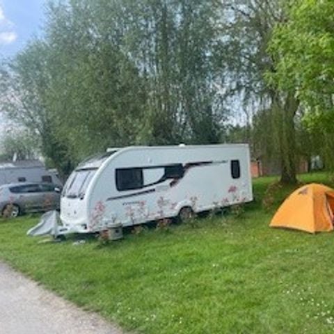 Kampeerplaats - Standplaats + 1 auto + tent, caravan of camper