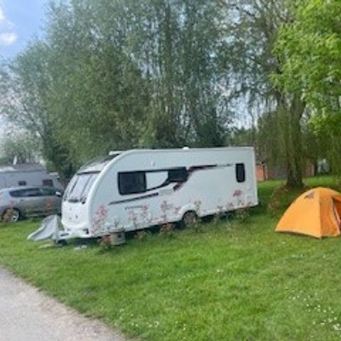 Stellplatz - Stellplatz + 1 Auto + Zelt, Wohnwagen oder Wohnmobil