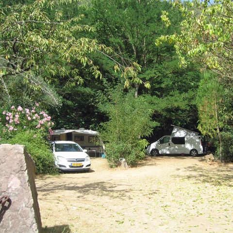 Emplacement - Forfait Confort - 1 tente - Caravane ou camping-car / - 1 voiture - / électricité 10A - WIfi