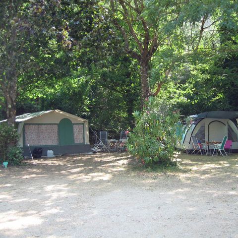 Emplacement - Forfait Confort - 1 tente - Caravane ou camping-car / - 1 voiture - / électricité 10A - WIfi
