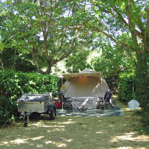 Emplacement - Forfait Confort Bord De Rivière - 1 tente - Caravane ou camping-car / - 1 voiture - / électricité 10A