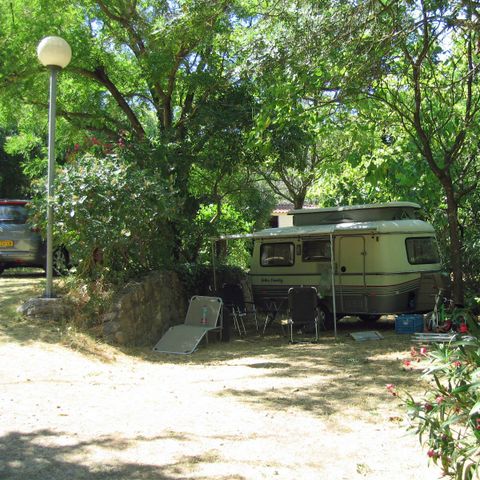 Emplacement - Forfait Confort Bord De Rivière - 1 tente - Caravane ou camping-car / - 1 voiture - / électricité 10A