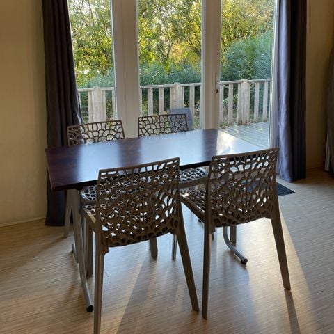 BUNGALOW 4 personnes - 2 chambres avec grande pelouse et terrasse ensoleilée!