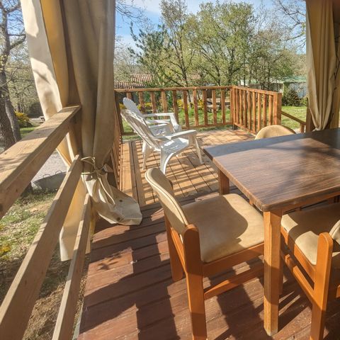 Tente en toile et en bois 4 personnes - Tithome avec sanitaire (samedi à samedi du 06/07/24 au 31/08/24) 4 pers.