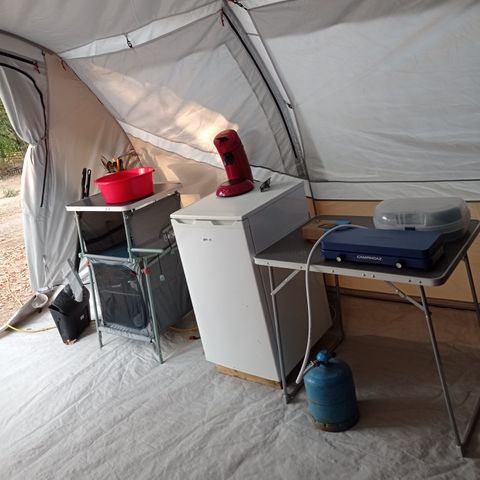 Tent 4 personen - Volledig ingerichte 4-persoonstent (zondag tot zondag van 07/07/24 tot 01/09/24) 4 pers.
