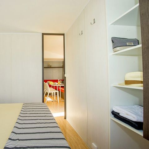 STACARAVAN 5 personen - Comfort XL | 2 slaapkamers | 5 pers | Eenpersoons terras | TV