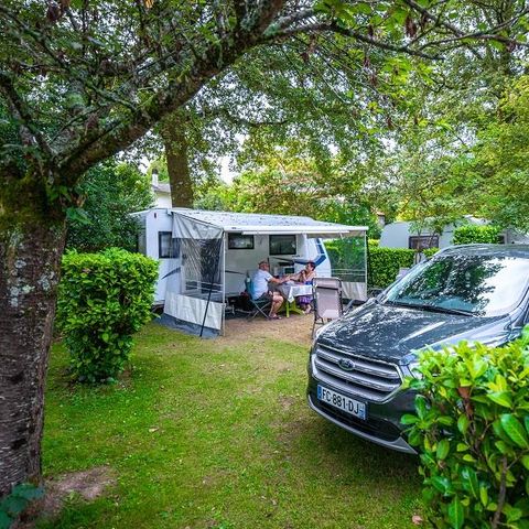 Kampeerplaats - Standplaats pakket (Caravan - tent - bestelwagen - kampeerauto / 1 voertuig) basis: 2pers.