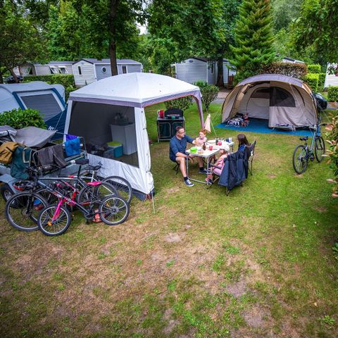 Kampeerplaats - Standplaats pakket (Caravan - tent - bestelwagen - kampeerauto / 1 voertuig) basis: 2pers.