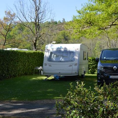 Kampeerplaats - Standplaats pakket (Caravan - tent - bestelwagen - kampeerauto / 1 voertuig) basis: 2pers.