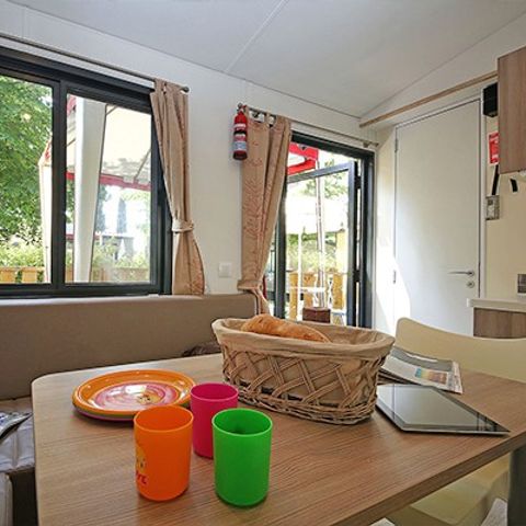 Mobilheim 6 Personen - Comfort XL | 2 Zi. | 4/6 Pers. | Überdachte Terrasse | Klimaanlage
