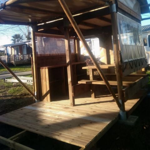 TIENDA DE LONA Y MADERA 2 personas - Albergue LAINA CONFORT (sobre pilotes) bloque sanitario privado en la parcela (ducha-wc y lavabo exterior)