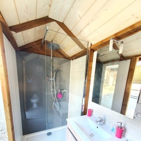 TIENDA DE LONA Y MADERA 2 personas - Albergue LAINA CONFORT (sobre pilotes) bloque sanitario privado en la parcela (ducha-wc y lavabo exterior)