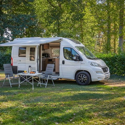 Stellplatz - Stellplatz | Essential | Fahrzeug -7m | 85m² - 100m² | Elektrizität | Kein Wasser