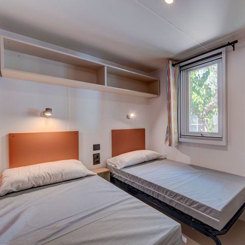 STACARAVAN 6 personen - Comfort XL | 2 slaapkamers | 4/6 pers | Terras met dakoverstek, niet overdekt | Airconditioning | TV