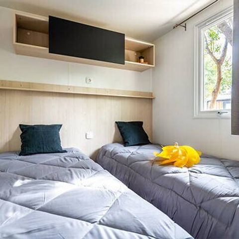 Mobilhome 8 personnes - Mobil-home | Premium Exclusive | 4 Ch. | 8 Pers. | Terrasse couverte | 1 SDB | Clim. | TV