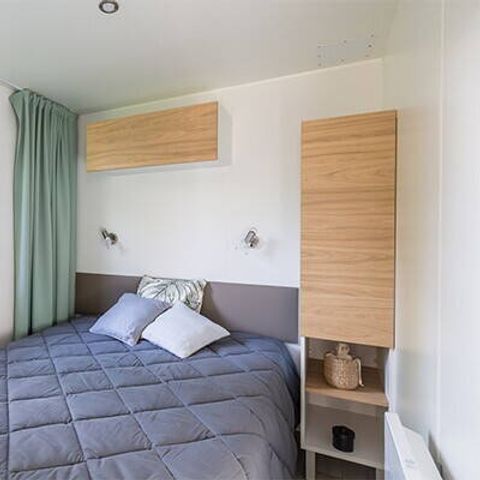 Mobilheim 8 Personen - Mobilheim | Premium Exclusive | 4 Zi. | 8 Pers. | Überdachte Terrasse | 1 Bad | Klimaanlage | TV