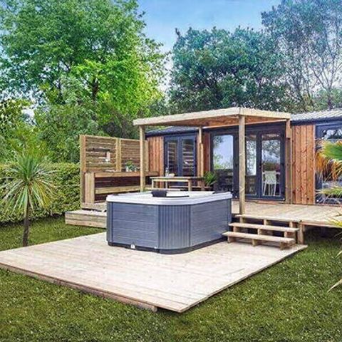 Mobilhome 4 personnes - Ultimate | 2 Ch. | 4 Pers. | Terrasse couverte | Jacuzzi | Douche extérieure | 1 SDB | Clim. | TV