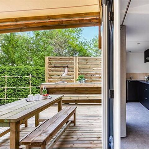 Mobilhome 4 personnes - Ultimate | 2 Ch. | 4 Pers. | Terrasse couverte | Jacuzzi | Douche extérieure | 1 SDB | Clim. | TV