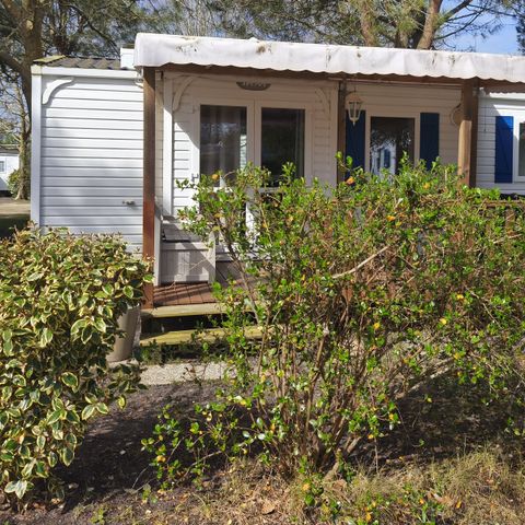 Mobilheim 4 personen - 30m² - 2 Zimmer - n° 68 Überdachte Terrasse Sonntag bis Sonntag