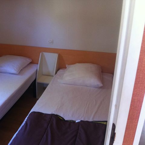 BUNGALOW 4 personnes - 30m² - 2 chambres - n° 33 Terrasse couverte du SAMEDI au SAMEDI