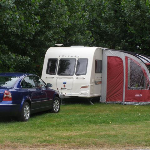 Stellplatz - Stellplatz "ECO": Wohnwagen oder Wohnmobil 2 Pers. + 1 Auto + Strom 10A
