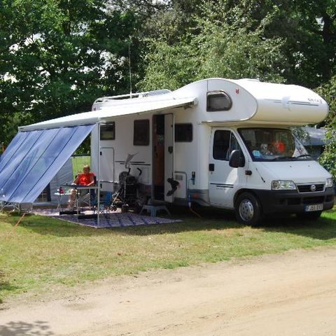 Stellplatz - Stellplatz "ECO": Wohnwagen oder Wohnmobil 2 Pers. + 1 Auto + Strom 10A