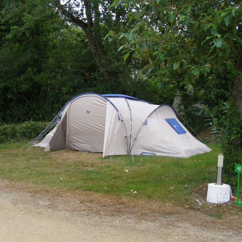 Stellplatz - Stellplatz "ECO": Wohnwagen oder Wohnmobil 2 Pers. + 1 Auto + Strom 10A