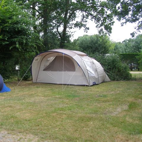 EMPLACEMENT - Emplacement "ECO" : Caravane ou Camping-car 2 pers. + 1 voiture + électricité 10A