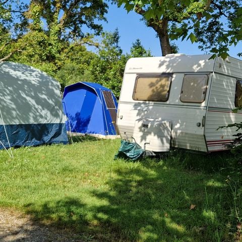 EMPLACEMENT - Emplacement "MALIN" Tente, Caravane, Van aménagé, 2 Pers. avec électricité 6A