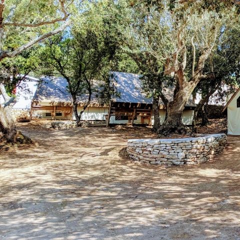 BUNGALOW TOILÉ 4 personnes - 2 chambres - sans sanitaires