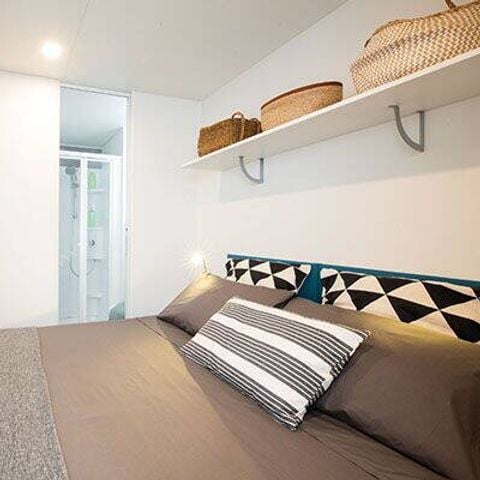 BUNGALOW 4 personnes - Mobil-home | Comfort | 2 Ch. | 4 Pers. | Terrasse surélevée | 1 SDB | Clim. | TV