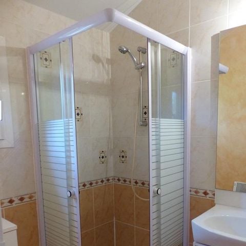 Chalet 6 persons - Chalet Confort -35m² -2 bedrooms - semi-covered terrace - TV - Air conditioning 2/6 pers