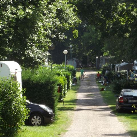 EMPLACEMENT - voiture + tente/caravane ou camping-car + électricité 6A + douches