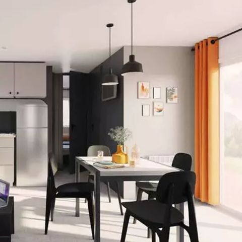 BUNGALOW 8 personnes - Mobil-home | Comfort | 4 Ch. | 8 Pers. | Terrasse surélevée | 2 SDB | Clim.