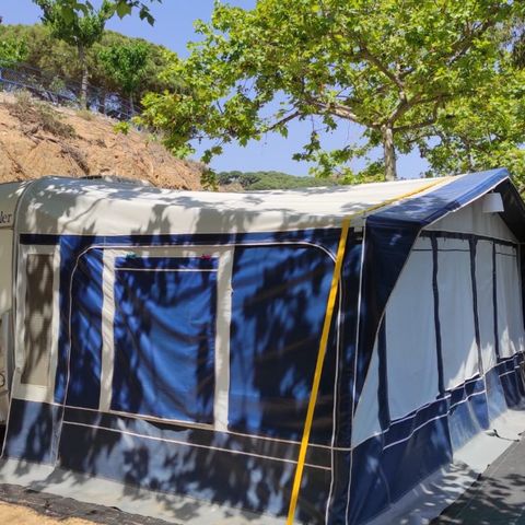 Kampeerplaats - Standaardpakket (2 volwassenen + caravan / tent + auto of camper + elektriciteit)
