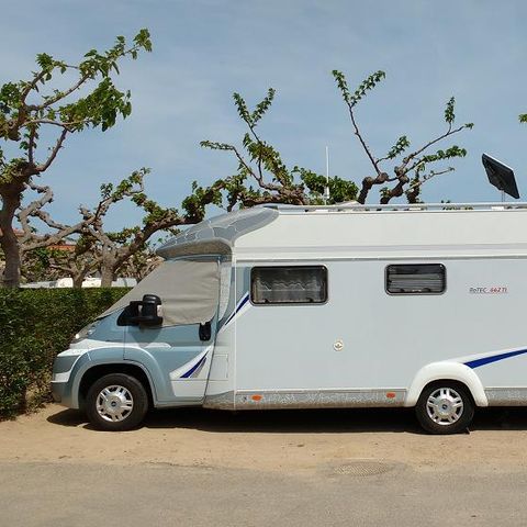 PARCELA - Parcela Premium: coche + tienda/caravana o autocaravana + electricidad 5A