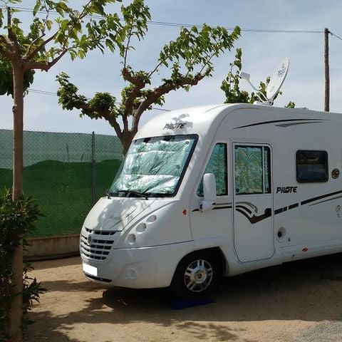 STAANPLAATS - Premium staanplaats: auto + tent/caravan of camper + 5A elektriciteit