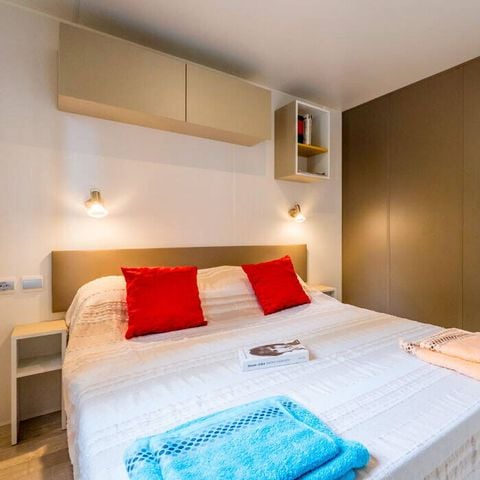 BUNGALOW 6 personnes - Mobil-home | Premium | 3 Ch. | 6 Pers. | Terrasse surélevée | 1 SDB | Clim. |